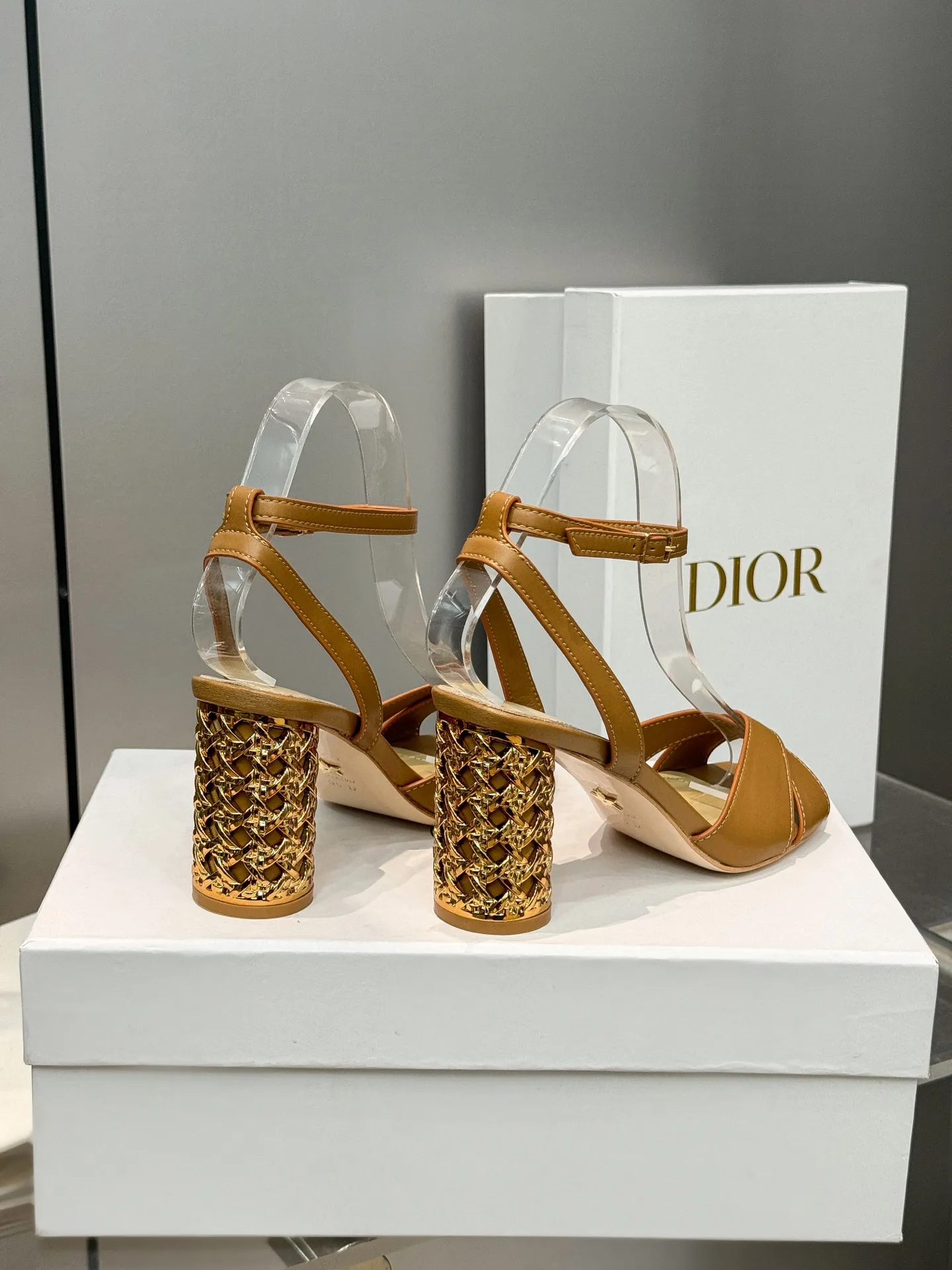 👟👟Ex-factory price 560👟👟 Dior 2024 autumn and winter new Icon series cylindrical heel ankle strap women's shoes CD star same style high-heeled round toe cross strap color matching sandals Material: imported full-grain calfskin upper + water-dyed sheepskin lining feet + Italian genuine leather outsole Heel height: 8.5CM Size: 35-42 Standard code (40.41.42. Customized, non-refundable)